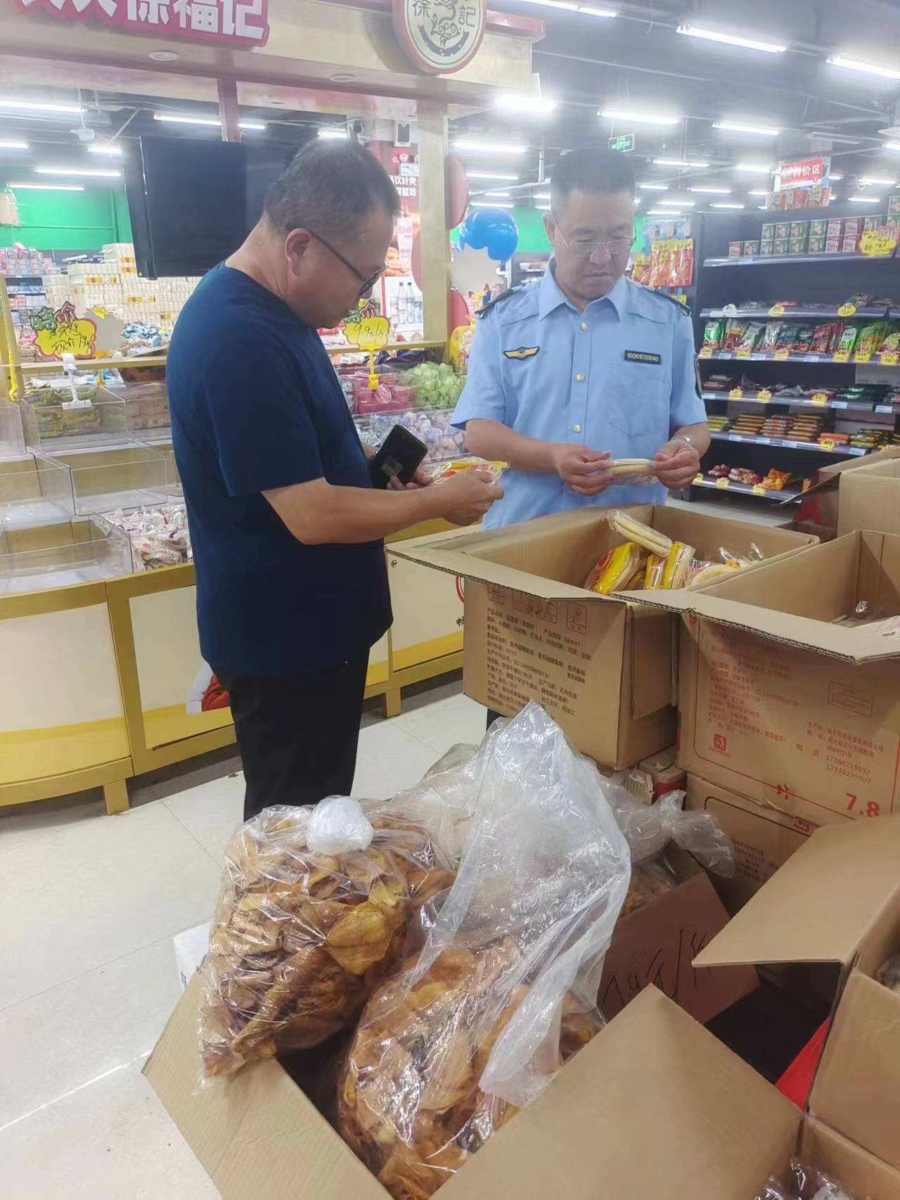 蘇家店鎮(zhèn)持續(xù)開(kāi)展超市食品安全檢查 嚴(yán)管酒類經(jīng)營(yíng)環(huán)節(jié)
